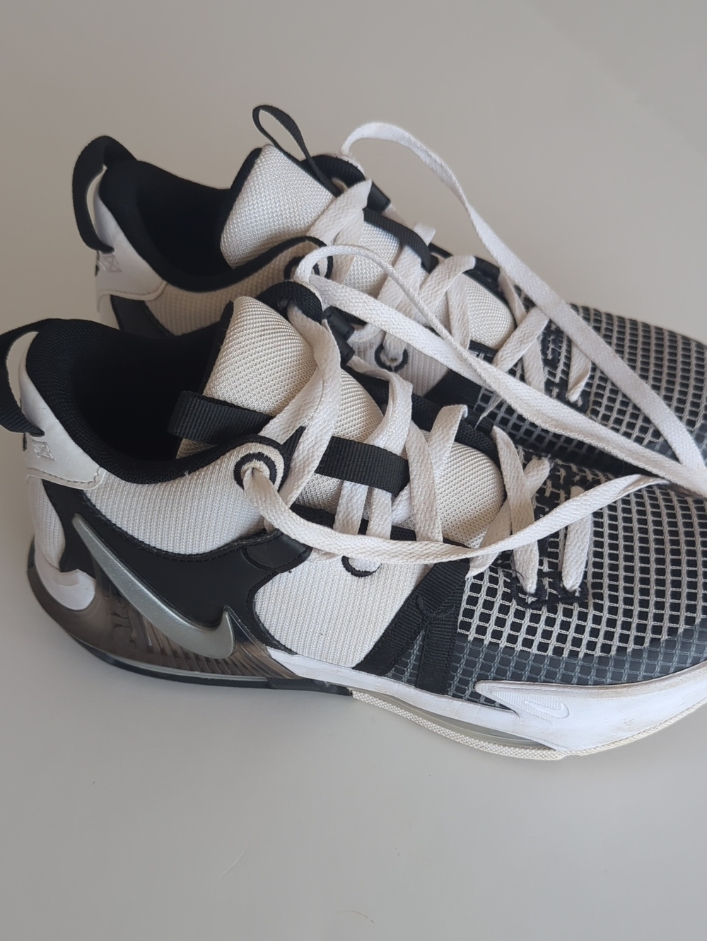 Nike LeBron Witness Shoes Size 5.5Y